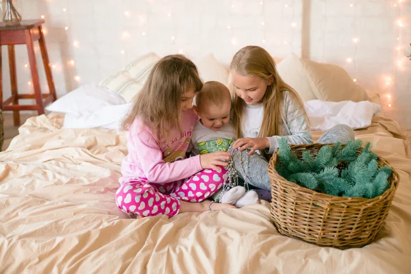 Söta Systrar Och Lillebror Pyjamas Har Kul Ett Skandinaviskt Sovrum — Stockfoto