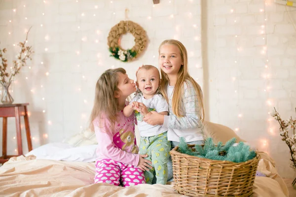 Cute Siostry Młodszy Brat Piżamie Bawić Się Sypialni Stylu Skandynawskim — Zdjęcie stockowe