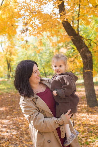 Young Mother Little Daughter Walking Laughing Autumn Park Family Autumn — Stock Photo, Image