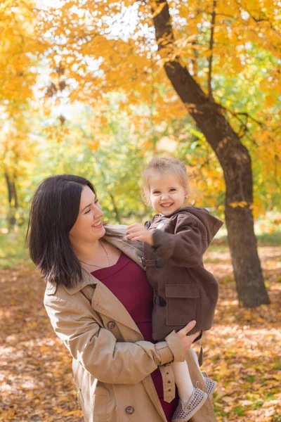 Young Mother Little Daughter Walking Laughing Autumn Park Family Autumn — Stock Photo, Image