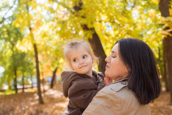 Молодая Мать Маленькая Дочь Ходят Смеются Осеннем Парке Семья Осеннее — стоковое фото