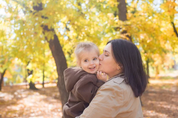 Young Mother Little Daughter Walking Laughing Autumn Park Family Autumn — Stock Photo, Image