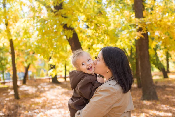Young Mother Little Daughter Walking Laughing Autumn Park Family Autumn — Stock Photo, Image