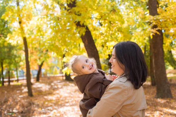 Una Giovane Madre Una Bambina Camminano Ridono Nel Parco Autunnale — Foto Stock