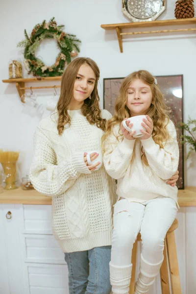 Chicas Suéteres Punto Luz Cálida Cocina Con Tazas Cacao Caliente —  Fotos de Stock