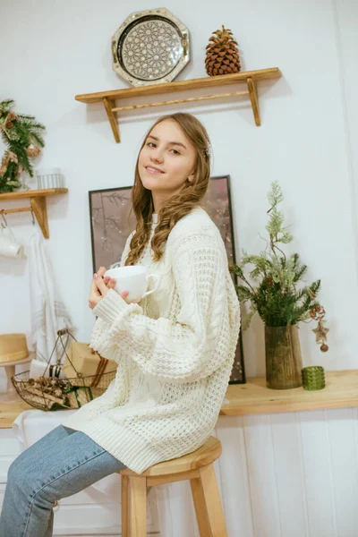 Meisje Warm Licht Gebreide Truien Keuken Met Kopjes Warme Cacao — Stockfoto