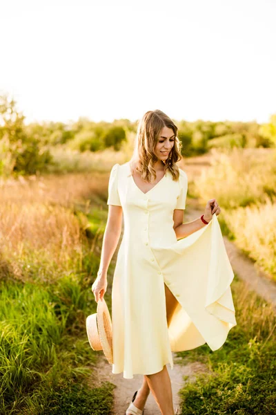 Una Joven Hermosa Con Pelo Rubio Rizado Vestido Amarillo Veraniego —  Fotos de Stock