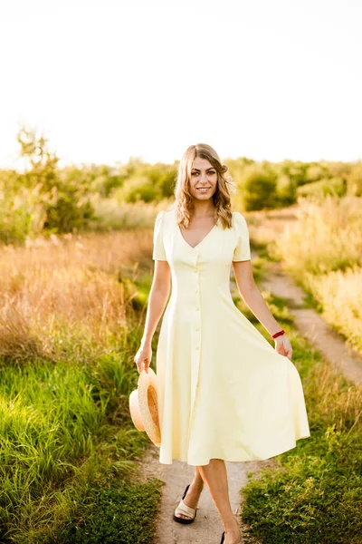 Молодая Красивая Девушка Кудрявыми Светлыми Волосами Светлом Летнем Желтом Платье — стоковое фото