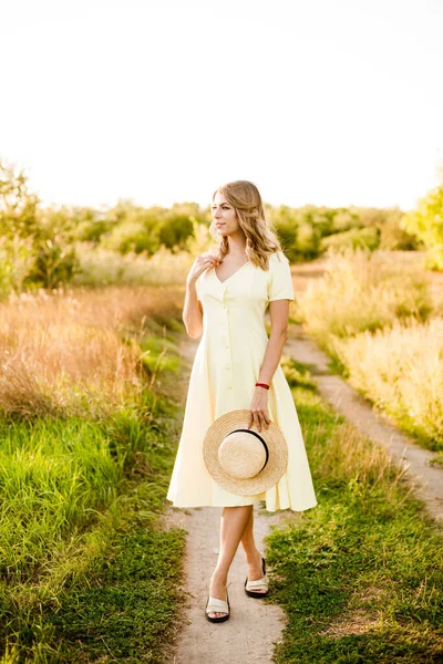 Een Jong Mooi Meisje Met Blond Krullend Haar Een Lichtgele — Stockfoto