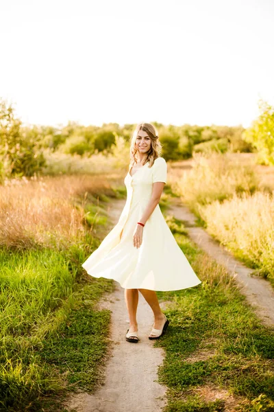 Uma Menina Bonita Nova Com Cabelo Encaracolado Loiro Vestido Amarelo — Fotografia de Stock