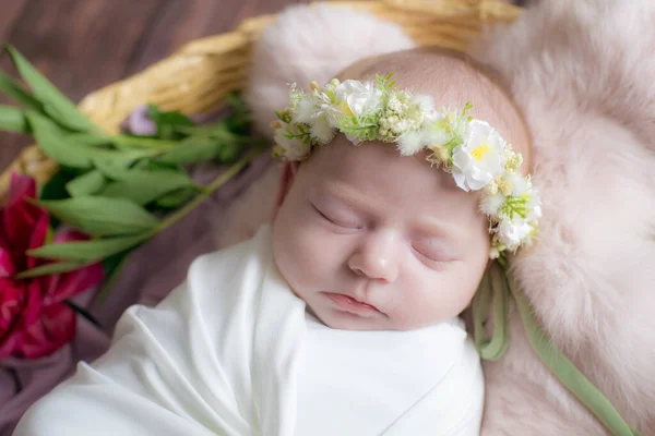 Flicka Korg Med Vinranka Dekorerad Med Vinröda Pioner Lätt Slingrande — Stockfoto