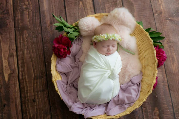 Bébé Fille Dans Panier Osier Vigne Orné Pivoines Bordeaux Dans — Photo