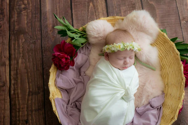 Bébé Fille Dans Panier Osier Vigne Orné Pivoines Bordeaux Dans — Photo