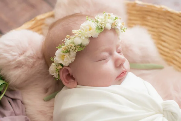 Baby Flicka Korg Med Vinranka Dekorerad Med Rosa Päls Lätt — Stockfoto