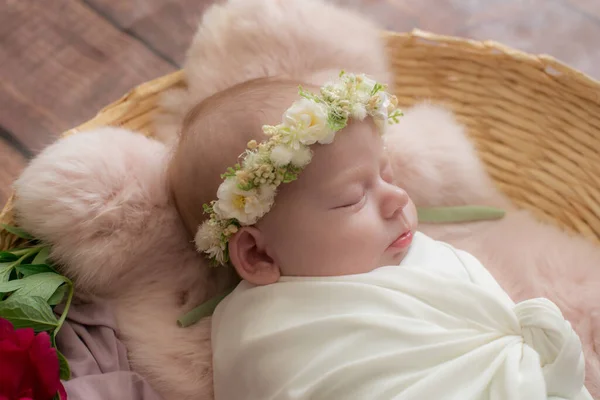 Niña Una Cesta Mimbre Vid Decorada Con Piel Rosa Ligero — Foto de Stock