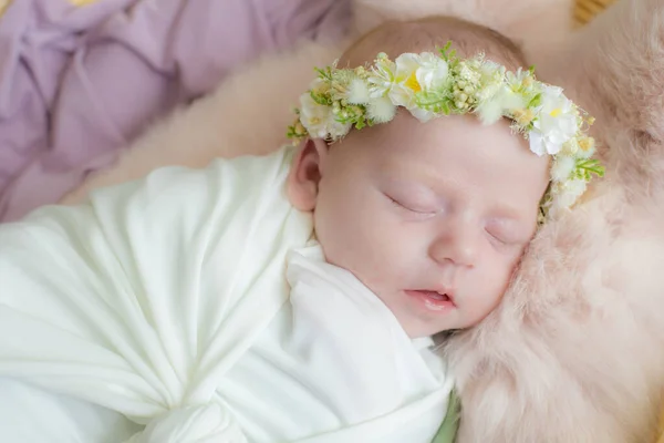 Baby Flicka Korg Med Vinranka Dekorerad Med Rosa Päls Lätt — Stockfoto