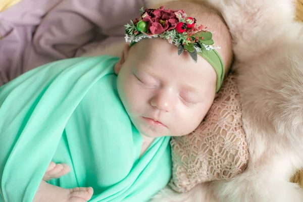 Baby Mädchen Einem Weidenkorb Mit Weinstock Geschmückt Mit Rosa Pelz — Stockfoto