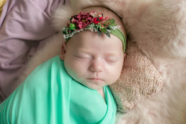 Niña Una Cesta Mimbre Vid Decorada Con Piel Rosa Una — Foto de Stock