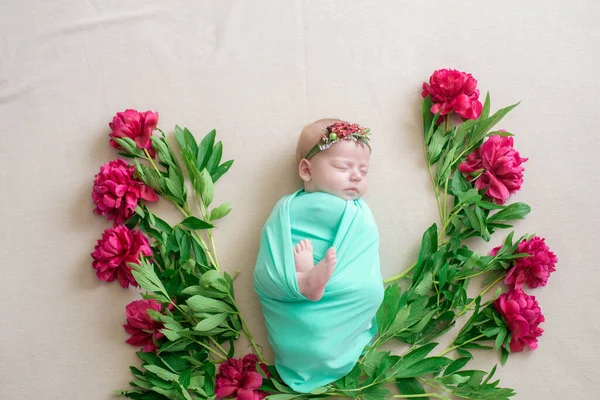 Holčička Mátové Přikrývce Květinový Věnec Hlavě Zdobený Vínovými Pivoňkami Béžovém — Stock fotografie