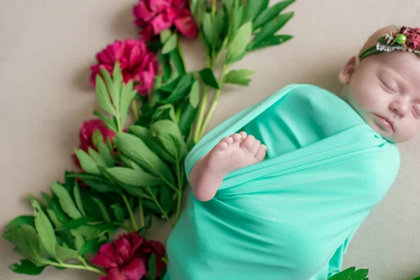 Niña Una Manta Menta Una Corona Flores Cabeza Decorada Con — Foto de Stock