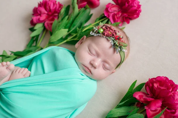穿着薄荷毛毯头戴花环头戴勃艮第牡丹的女婴 背景是米黄色的纺织品 春天的照片花和孩子 母性快乐 — 图库照片