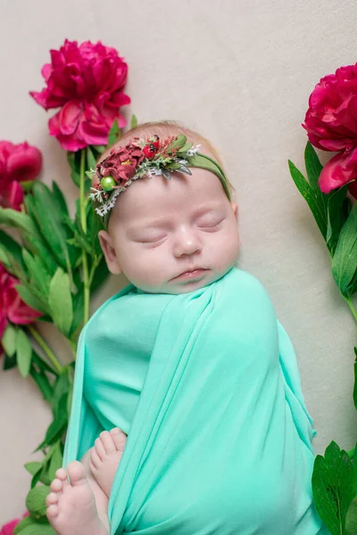 Baby Flicka Mintfilt Och Blomma Krans Huvudet Dekorerad Med Vinröda — Stockfoto