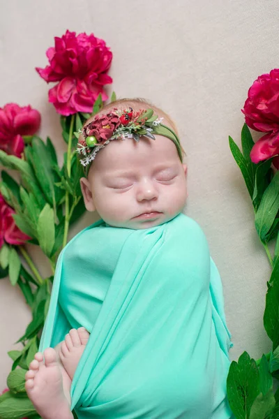 Baby Flicka Mintfilt Och Blomma Krans Huvudet Dekorerad Med Vinröda — Stockfoto