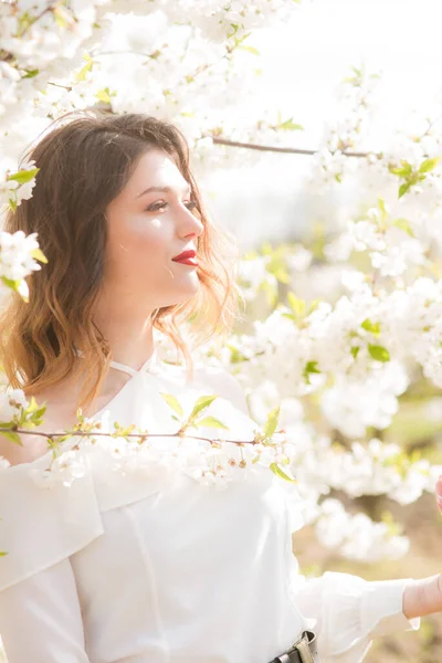 Belle Jeune Fille Dans Chemisier Soie Romantique Blanc Printemps Dans — Photo