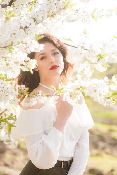 Menina Encantadora Uma Blusa Seda Romântica Branca Primavera Jardim Cereja — Fotografia de Stock