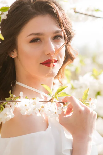 Preciosa Joven Una Blusa Seda Romántica Blanca Primavera Floreciente Jardín —  Fotos de Stock