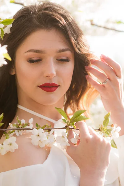 Preciosa Joven Una Blusa Seda Romántica Blanca Primavera Floreciente Jardín —  Fotos de Stock