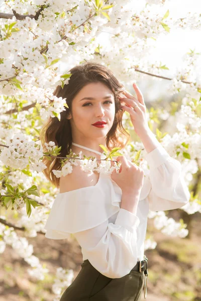Heerlijk Jong Meisje Een Witte Romantische Zijden Blouse Het Voorjaar — Stockfoto