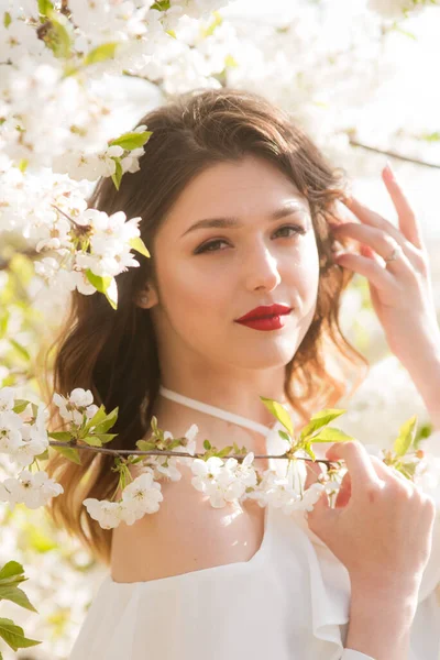 Preciosa Joven Una Blusa Seda Romántica Blanca Primavera Floreciente Jardín —  Fotos de Stock