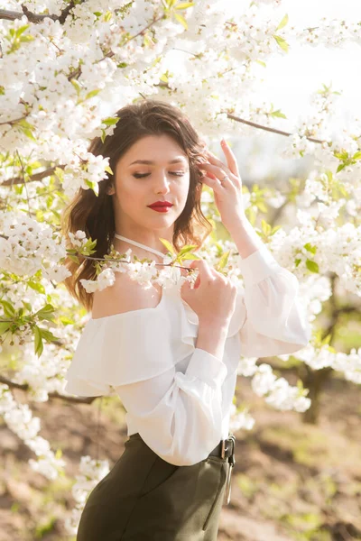 Krásná Mladá Dívka Bílé Romantické Hedvábné Halence Jaře Kvetoucí Třešňové — Stock fotografie