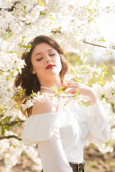 Menina Encantadora Uma Blusa Seda Romântica Branca Primavera Jardim Cereja — Fotografia de Stock