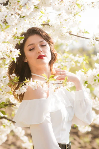 Menina Encantadora Uma Blusa Seda Romântica Branca Primavera Jardim Cereja — Fotografia de Stock