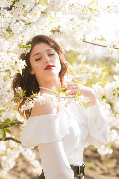 Menina Encantadora Uma Blusa Seda Romântica Branca Primavera Jardim Cereja — Fotografia de Stock