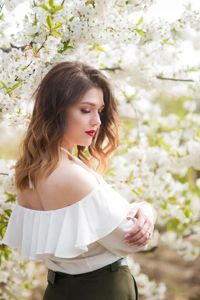 Heerlijk Jong Meisje Een Witte Romantische Zijden Blouse Het Voorjaar — Stockfoto