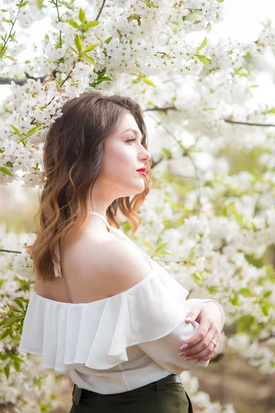 Menina Encantadora Uma Blusa Seda Romântica Branca Primavera Jardim Cereja — Fotografia de Stock