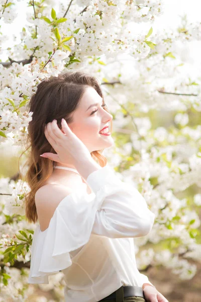 Piękna Młoda Dziewczyna Białej Romantycznej Jedwabnej Bluzce Wiosną Kwitnącym Wiśniowym — Zdjęcie stockowe
