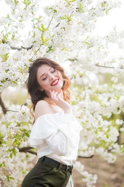 Härlig Ung Flicka Vit Romantisk Sidenblus Våren Blommande Körsbärsträdgård Soligt — Stockfoto