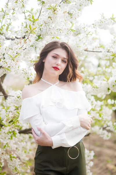 Preciosa Joven Una Blusa Seda Romántica Blanca Primavera Floreciente Jardín — Foto de Stock