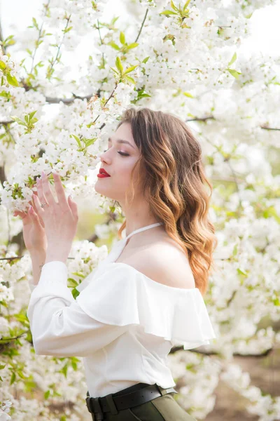 Heerlijk Jong Meisje Een Witte Romantische Zijden Blouse Het Voorjaar — Stockfoto