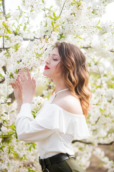 Heerlijk Jong Meisje Een Witte Romantische Zijden Blouse Het Voorjaar — Stockfoto