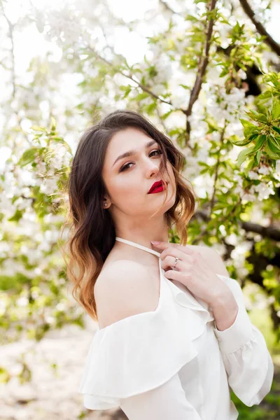 Preciosa Joven Una Blusa Seda Romántica Blanca Primavera Floreciente Jardín —  Fotos de Stock