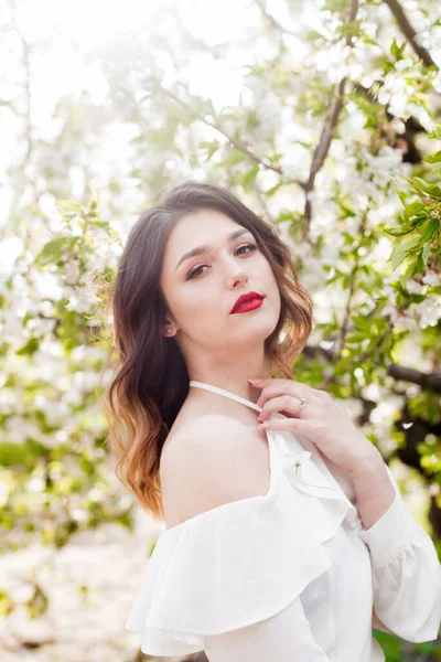 Милая Молодая Девушка Белой Романтической Шелковой Блузке Весной Цветущем Вишневом — стоковое фото