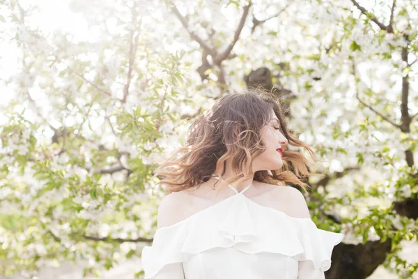 Прекрасна Молода Дівчина Білій Романтичній Шовковій Блузці Навесні Квітучому Вишневому — стокове фото