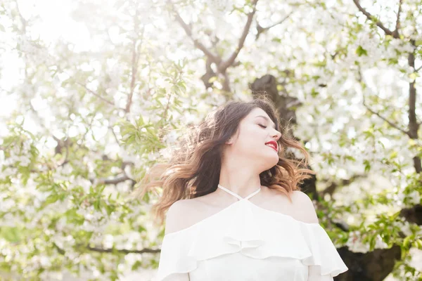 Милая Молодая Девушка Белой Романтической Шелковой Блузке Весной Цветущем Вишневом — стоковое фото