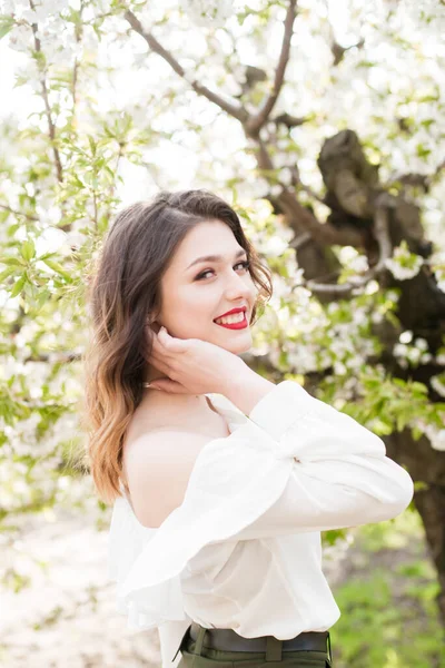 Heerlijk Jong Meisje Een Witte Romantische Zijden Blouse Het Voorjaar — Stockfoto