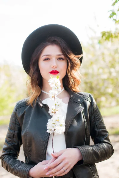 Belle Jeune Fille Avec Chapeau Noir Une Veste Cuir Noir — Photo